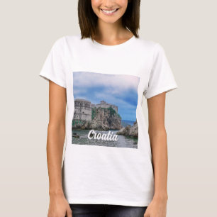 Festungsmauern, Felsküste und Meer in Kroatien T-Shirt