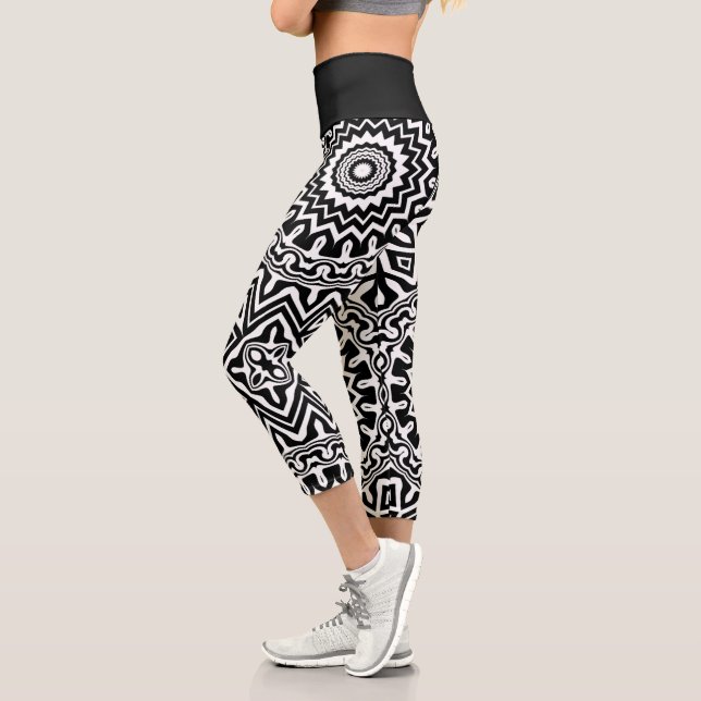 Fett Abstraktes Schwarz-Weiß-Mandala-Muster Capri Leggings (Links)