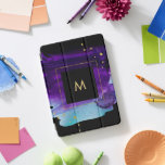Fett-Aquarelle mit Imitaten Gold Look Akzente iPad Pro Cover<br><div class="desc">Diese gläserne,  dramatische Abdeckung ist mit einem lebendigen lila und blauen Aquarell auf einem schwarzen Hintergrund,  mit goldfarbenen Imitaten Akzente gesetzt.</div>