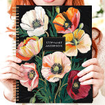 Fett bemalt Mohnblütenblume Individuelle Name Planer<br><div class="desc">Dieses atemberaubende Design besticht durch eine lebhafte Anordnung bemalter Mohn-Blume in Rot-, Orange-, Rosa- und Cremetönen, Set vor einem fett schwarzen Hintergrund. Die strukturierten Pinselstriche verleihen ihm ein handgemaltes Aussehen, während die elegante Typenschild eine personalisierte Touch verleiht. Ideal für Profis, Studierende oder alle, die künstlerische Blumendesigns Lieben. Ideal für die...</div>