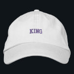 Fett bestickter King-Text auf klassischem White-Ha Bestickte Baseballkappe<br><div class="desc">Diese weiße Baumwollkappe bestickt mit dem "King"-Text,  der mit seinem verstellbaren Riemen eine stilvolle und bequeme Passform bietet. Ideal für einen lässigen,  aber kühnen Look.</div>