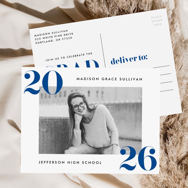 Fett Class of 2024 Blue Foto Graduation Party Einladungspostkarte (Von Creator hochgeladen)
