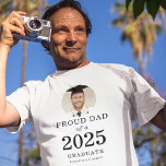 Fett formatiertes Foto Proud Vater 2025 Graduate T T-Shirt<br><div class="desc">Fett Text Foto Proud Vater von 2025 Graduate. Besonders für Väter von Studierenden, die ihren Abschluss mit Stolz machen. Das Foto Ihres Sohnes oder Ihrer Tochter ist kreisförmig und das Jahr groß und kühn, mit dem Namen des Absolventen. Personalisieren Sie den Text ganz nach Bedarf und ersetzen Sie das Foto...</div>