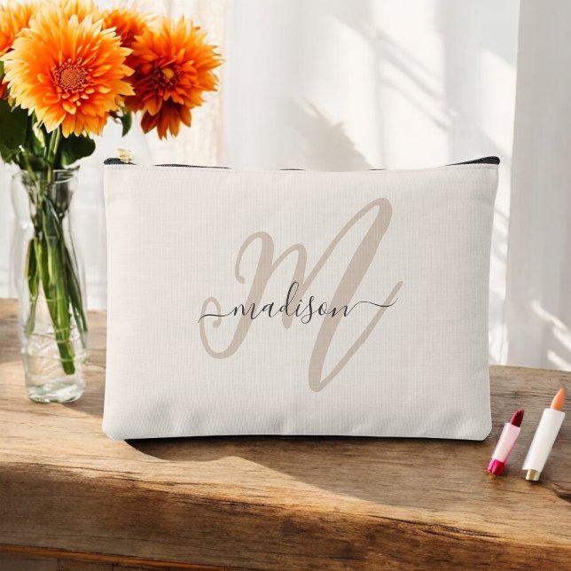 Fett formatiertes Skript Beige Name und Monogramm Zubehörtasche (Personalize with your name and monogram initial.)
