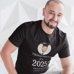 Fett Foto Stolz 2025 Graduate T-Shirt<br><div class="desc">Fett Weißer Text Foto Proud Onkel von 2025 Graduate. Das Foto Ihrer Nichte oder Neffe ist kreisförmig, das Jahr groß und fett, mit dem Namen des Absolventen. Individualisieren Sie den Text ganz nach Bedarf und ersetzen Sie das Foto durch eine eigene quadratische Ausrichtung, um in die Rundmaske einzupassen. Sie können...</div>
