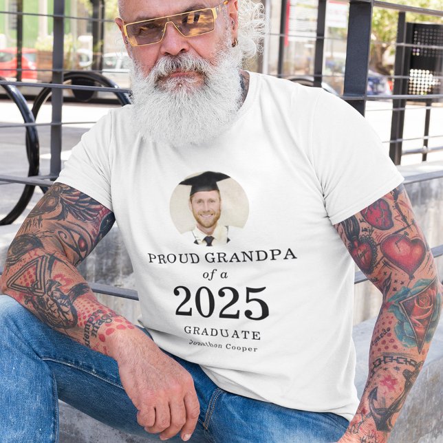 Fett gedrucktes Foto Proud Opa 2023 Absolvent T-Shirt (Von Creator hochgeladen)