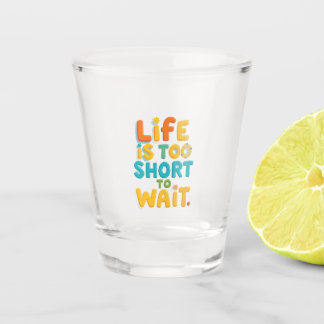Fett gedrucktes motivierendes Zitat im spielerisch Schnapsglas