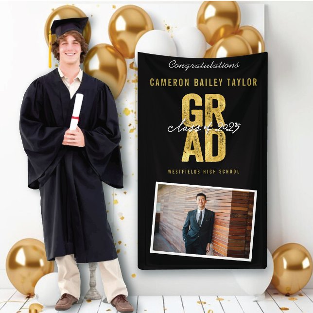Fett-GRAD-Klasse der Foto-Graduationspartei 2025 Banner (Class Of 2025 Modern Bold Golden GRAD Photo Graduation Party Banner @ www.zazzle.com/color_therapy)