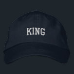Fett KKING Text bestickt mit verstellbarem Navy-Ha Bestickte Baseballkappe<br><div class="desc">Die individuell bedruckte, anpassbare Cap ist ein stilvolles, passendes Accessoire für jeden lässigen Look. Der aus hochwertigen Materialien gefertigte, marinebolde Hut mit kühlem, besticktem "KING"-Text ergänzt Ihren Kleiderschrank um eine Touch Persönlichkeit. Das verstellbare Gurtband sorgt für eine perfekte Passform und macht es bequem für den Alltag, während Sie Ihren Straßenstil...</div>