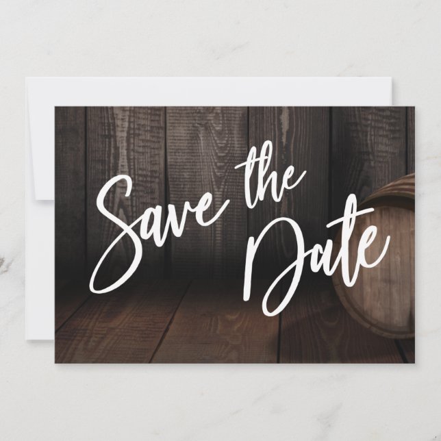 Fett Lässige Typografie über braunes Holzfässchen Save The Date (Vorderseite)