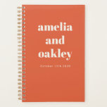 Fett Minimalistische, helle Orange Retro Custom We Planer<br><div class="desc">Bleibe organisiert während der Planung Ihres großen Tages mit diesem Personalisierten Hochzeitsplaner. Dieses Notebook mit minimalistischem Design und hellorangefarbenem Sonnenuntergang mit kühlem Typografie eignet sich hervorragend, um Ideen, Zeitpläne und Aufgabenlisten zu vereinen. Mit seinen individuell anpassbaren Namen und Datumsangaben macht er eine durchdachte Verlobung für Jungvermählte. Egal, ob Sie Gastlisten...</div>