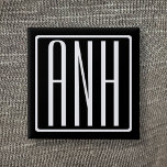 Fett Modern 3 Initialen Monogramm | Schwarz weiß Button<br><div class="desc">Klug,  kühn und modern.</div>