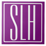 Fett Modern 3 Initialen Monogramm | Weiß und Lila Fliese<br><div class="desc">Weißer Text und weißer Rahmen auf lila (veränderbare Hintergrundfarbe).</div>