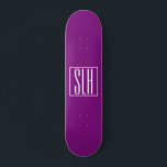 Fett Modern 3 Initialen Monogramm | Weiß und Lila Skateboard<br><div class="desc">Weißer Text und weißer Rahmen auf lila (veränderbare Hintergrundfarbe).</div>