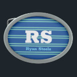 Fett Monogramm und Name, Aquamarine Linien auf Dee Ovale Gürtelschnalle<br><div class="desc">Personalisieren Sie fett weißes Monogramm und tragen Sie den Namen auf aquamarinen,  hellen Linien auf tiefblauem Hintergrund.</div>