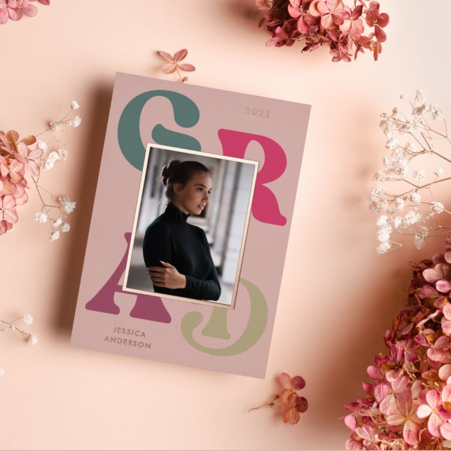 Fett rosa grüne Retro Typografie 2024 Abschluss Folieneinladung (Von Creator hochgeladen)