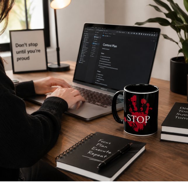 Fett roter Handprint "STOP" Warnsymbol - Aktivieru Tasse (Von Creator hochgeladen)