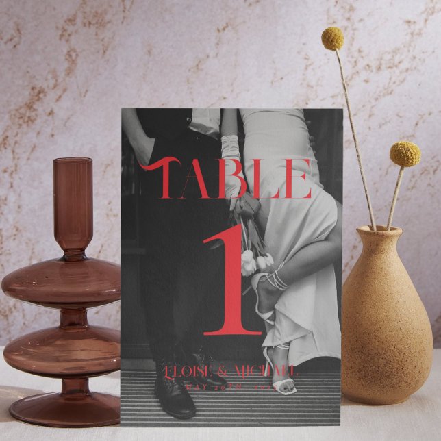 Fett rotes modernes Schwarz-Weiß-Foto Hochzeit Tischnummer (Make a striking statement at your reception with this bold photo table number card.)