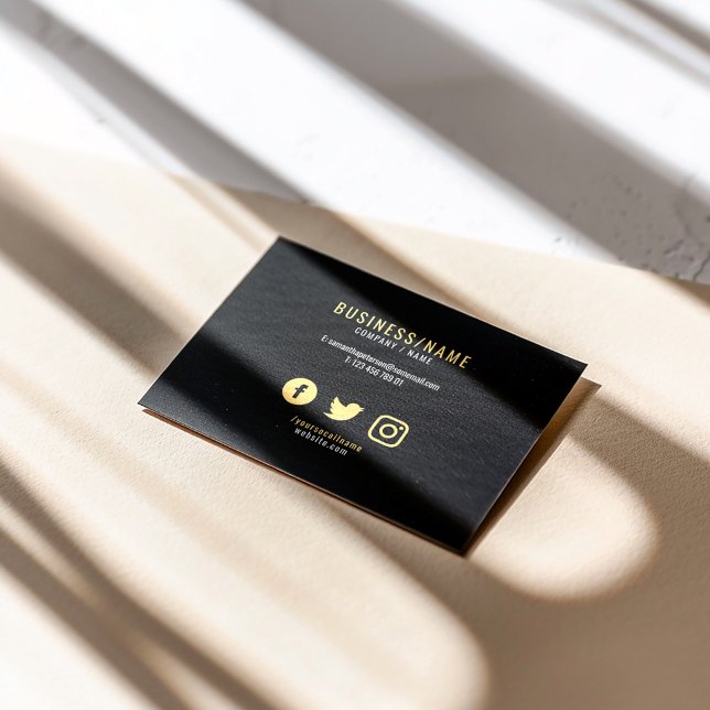 Fett schwarze und goldene soziale Medien Icons Lux Visitenkarte (A clean, modern business card featuring a bold black background with sophisticated gold accents)