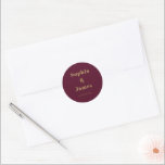 Fett Typografie Burgundy Gold Minimalistische Hoch Runder Aufkleber<br><div class="desc">Einfach personalisieren,  indem Sie jede Information ersetzen. Stellen Sie sicher,  dass Sie die Vorschau vor dem Hinzufügen zum Warenkorb Karo haben. Anzeigen des Auflistungslinks auf dieser Seite,  um alle passenden Elemente in diesem Design anzuzeigen</div>