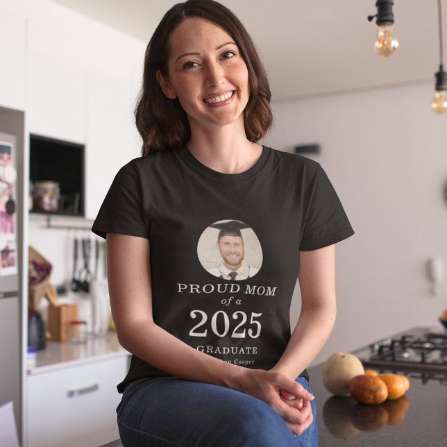 Fett weißes Foto Proud Mama 2023 Graduate T-Shirt (Von Creator hochgeladen)