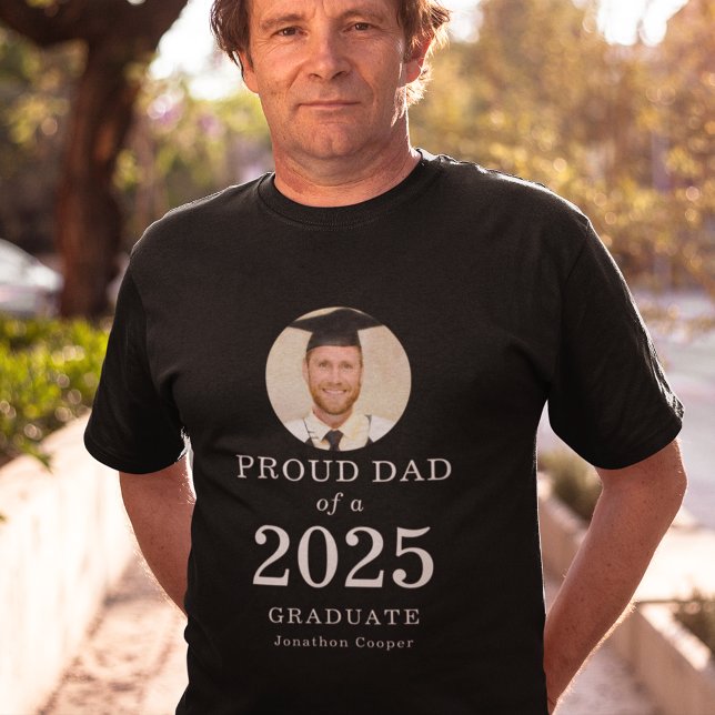 Fett weißes Foto Proud Vater 2025 Graduate T-Shirt (Von Creator hochgeladen)