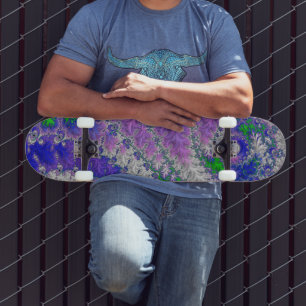 Fette lebendige farbenfrohe funky trippy Fraktalsp Skateboard