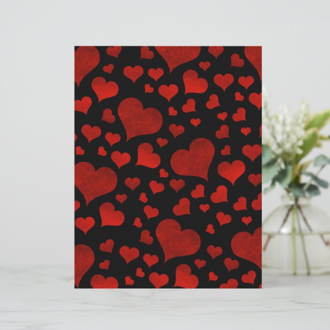 Fette rote Herzen auf schwarzem Valentinstagspapie (Stehend Vorderseite)