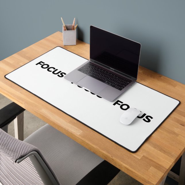 Fetter Fokus-Zitat | Schwarze Typografie Schreibtischunterlage (Büro 2)