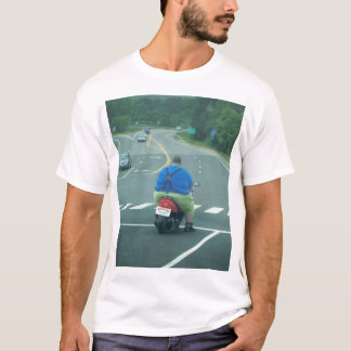 Fetter Mann auf einem Moped T-Shirt
