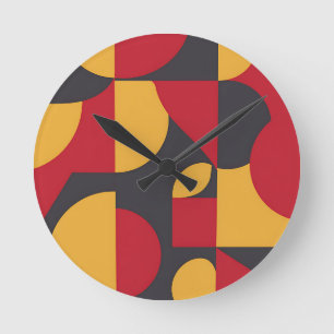 Fettes geometrisches Muster in Rot, Gelb und Grau Runde Wanduhr