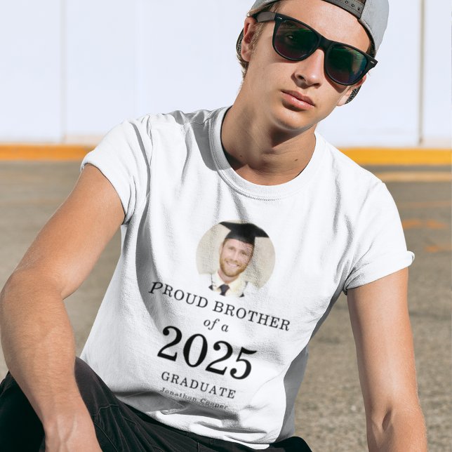 Fettformatisches Foto Proud Brother of 2023 Gradua T-Shirt (Von Creator hochgeladen)