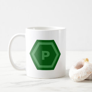 Fettgedrucktes grünes Einzelbuchstaben-Monogramm i Kaffeetasse