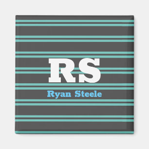 Fettgedrucktes Monogramm & Name, hellblaue Linien Magnet