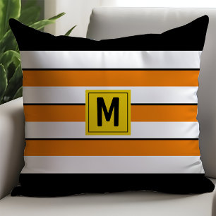 Fettgedrucktes orangefarbenes Streifenmonogramm Kissen