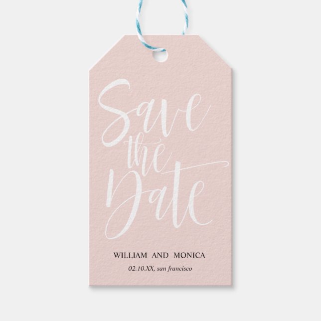 Fettkalligraphie | Weißrosa modern Save the Date Geschenkanhänger (Vorderseite)