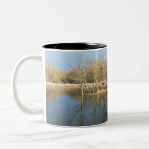 Feuchtgebiete Schilf und Bäume in West Saint Paul Zweifarbige Tasse