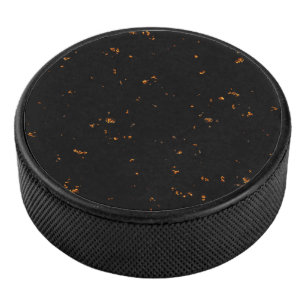 Feuerbrand überlagert das Foto, das die schwarzen Eishockey Puck