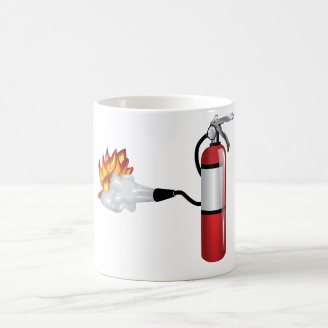 Feuerlöscher, der heraus Feuer-Tasse setzt Tasse (Mittel)