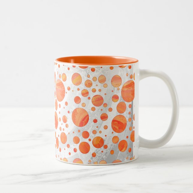 Feuersee Orange Polka Dot Pattern Zweifarbige Tasse (Rechts)