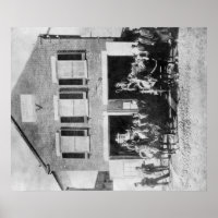 Feuerwehren mit Ausrüstung außerhalb des Feuerhaus