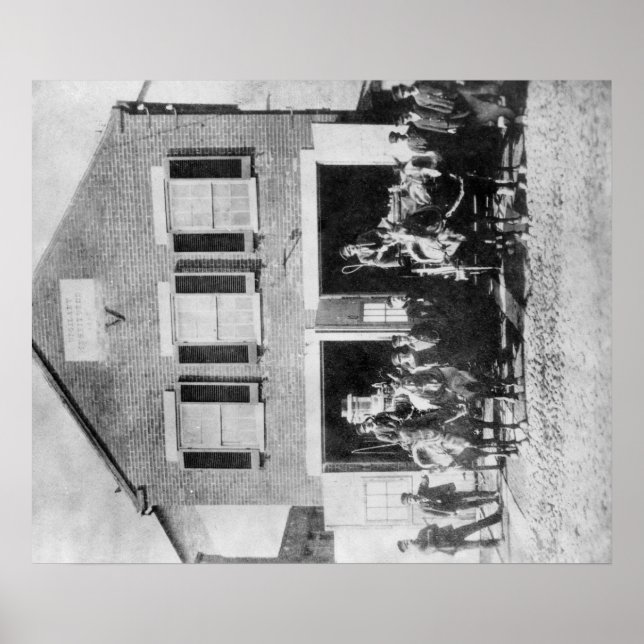 Feuerwehren mit Ausrüstung außerhalb des Feuerhaus Poster (Vorne)