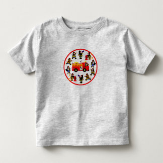 Feuerwehrfahrzeuge mit beschäftigten Feuerwehrleut Kleinkind T-shirt