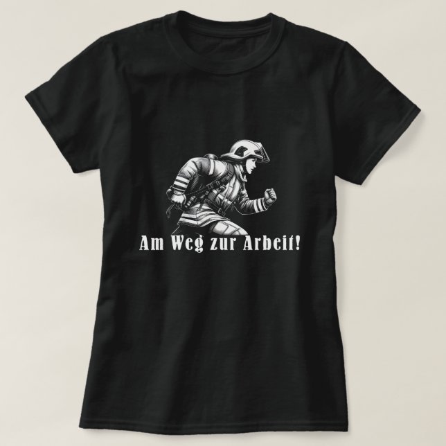 Feuerwehrfrau "Auf dem Weg zur Arbeit!" T-Shirt (Design vorne)