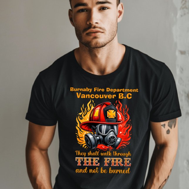 Feuerwehrhelm inmitten von Flammen T-Shirt (Von Creator hochgeladen)