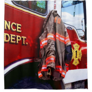 Feuerwehrjacke auf Feuerwehrauto Duschvorhang