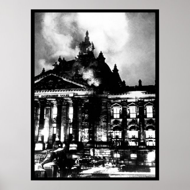 Feuerwehrleute arbeiten an dem brennenden Reichsta Poster (Vorne)