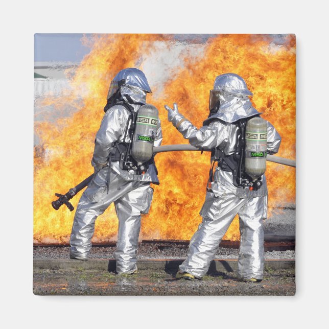 Feuerwehrleute bekämpfen simulierte Feuer Magnet (Vorne)