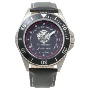 Feuerwehrleute für das Ruhestand halten den Geden Armbanduhr