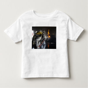 Feuerwehrleute löschen ein Feuer in einer Ausbildu Kleinkind T-shirt
